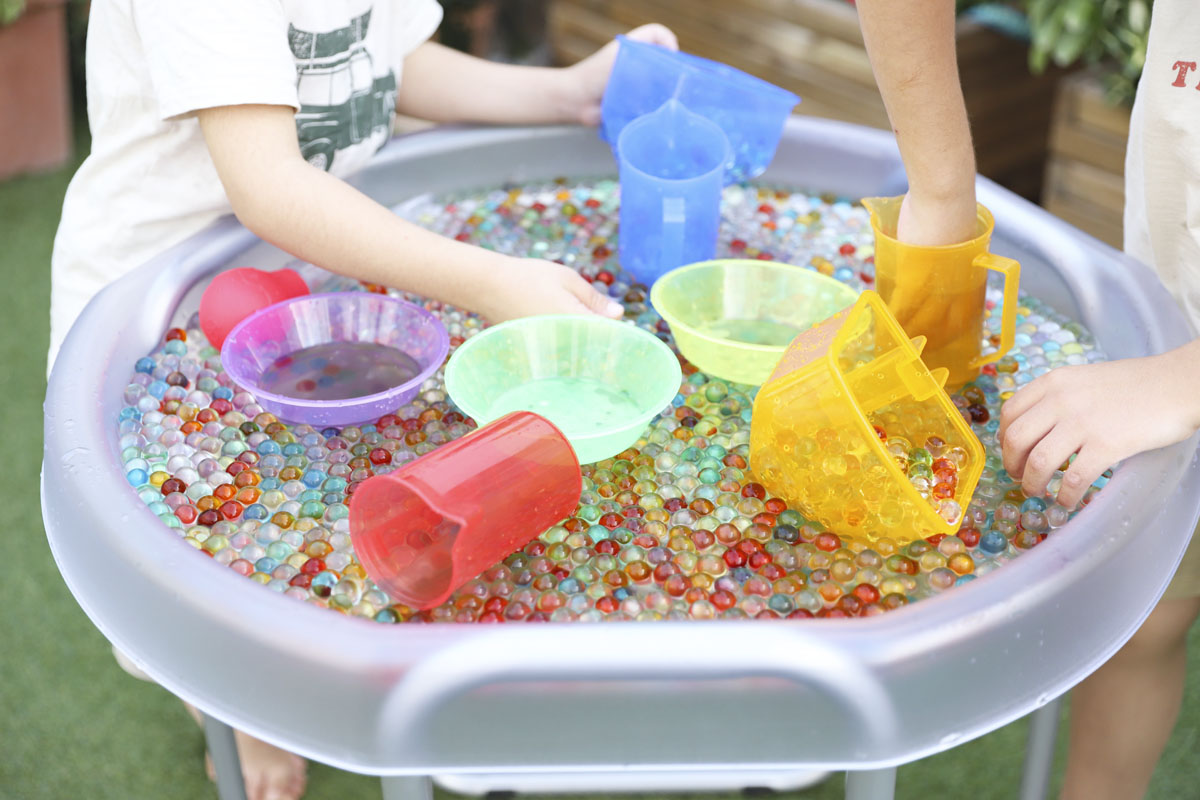 La bandeja sensorial más refrescante del verano, ¡con vídeo!