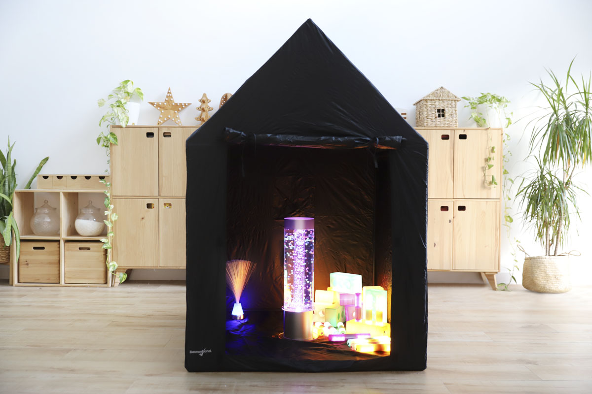 Sala oscura sensorial: un universo de luz y exploración. ¡Con vídeo!