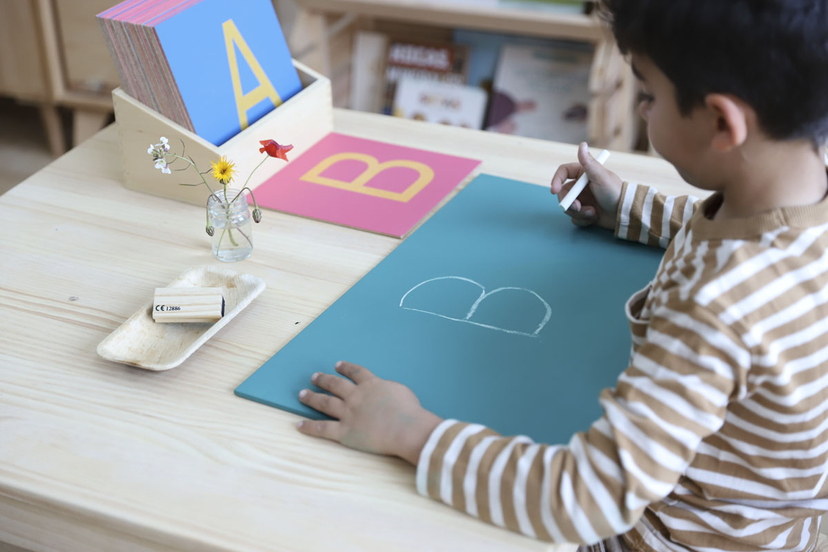 Las pizarras Montessori: un recurso clave para la escritura