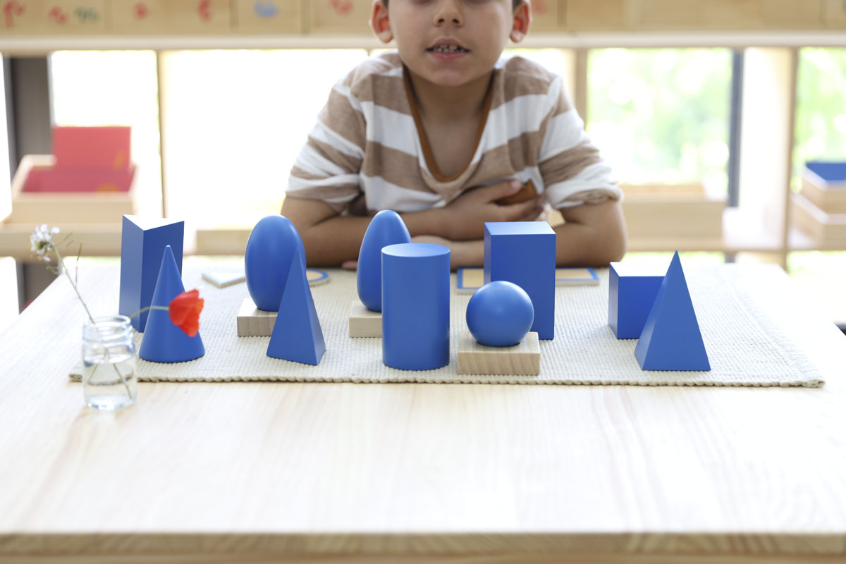 Desarrollando los sentidos con el material sensorial Montessori