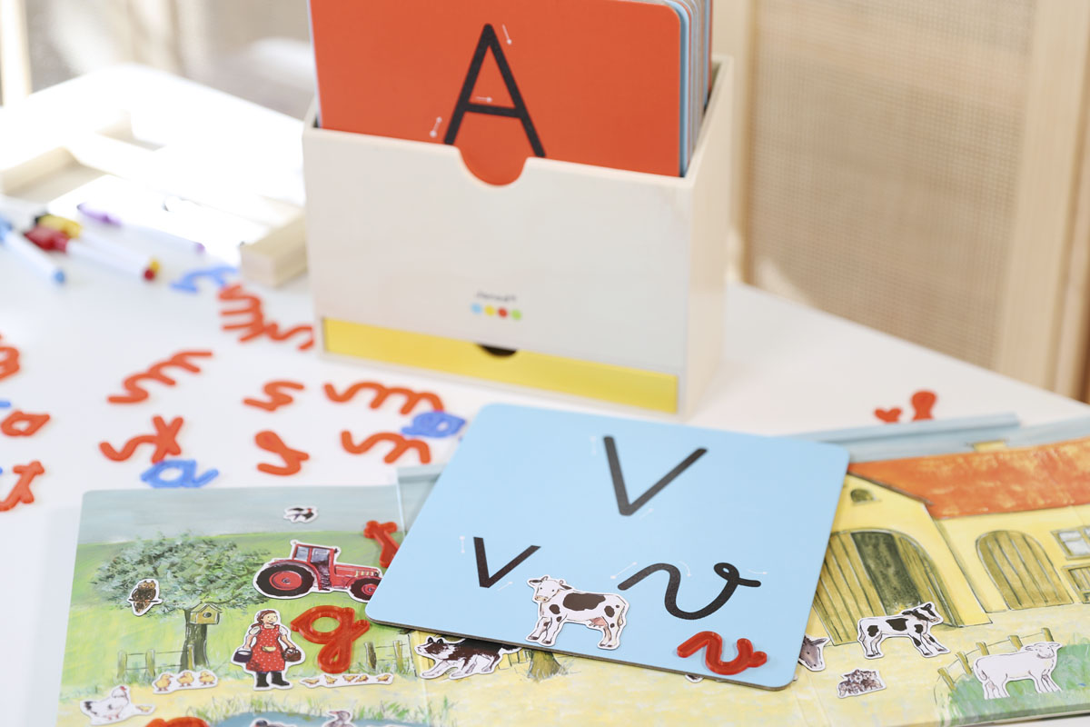 Aprender lectoescritura con libros de imanes y materiales Montessori