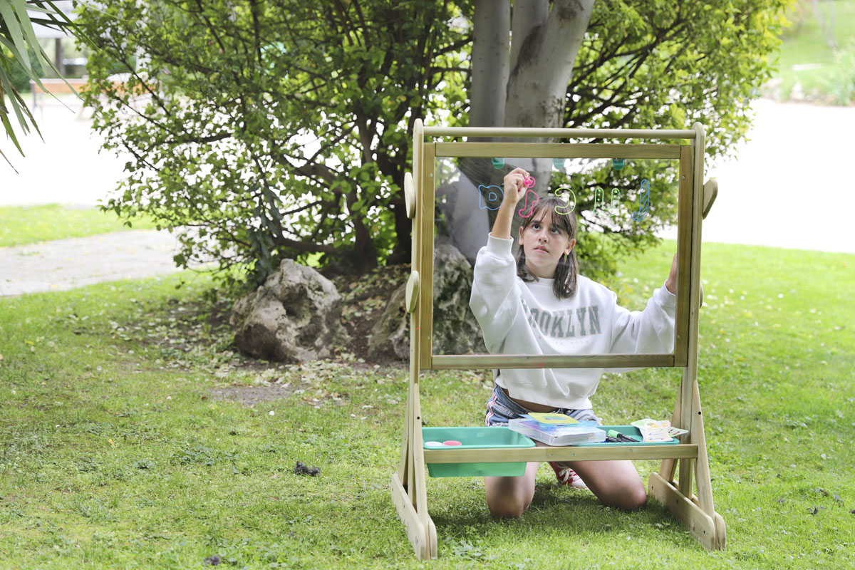 Pizarra transparente de exterior: creatividad y aprendizaje al aire libre