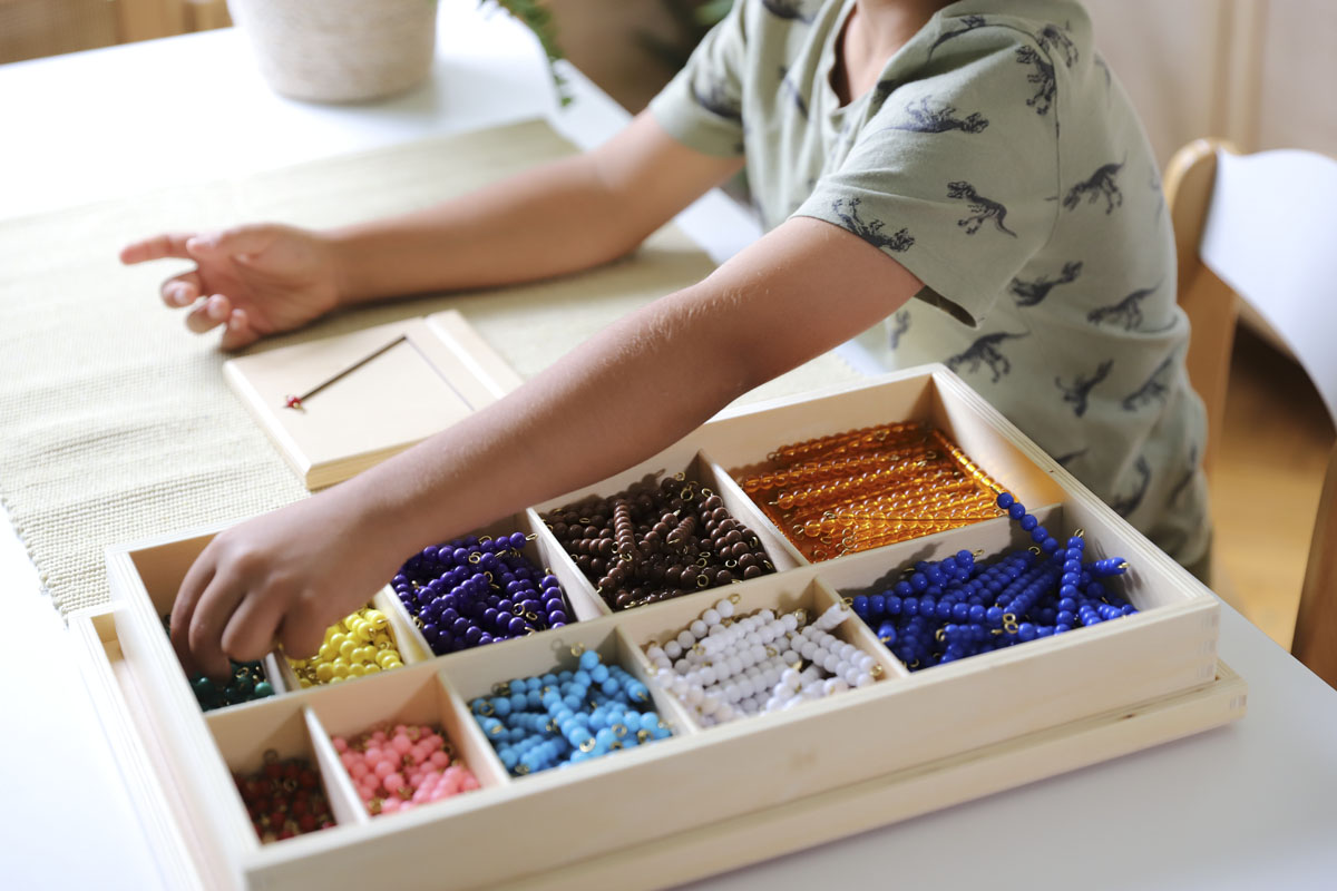 Actividades con perlas Montessori para descubrir las matemáticas