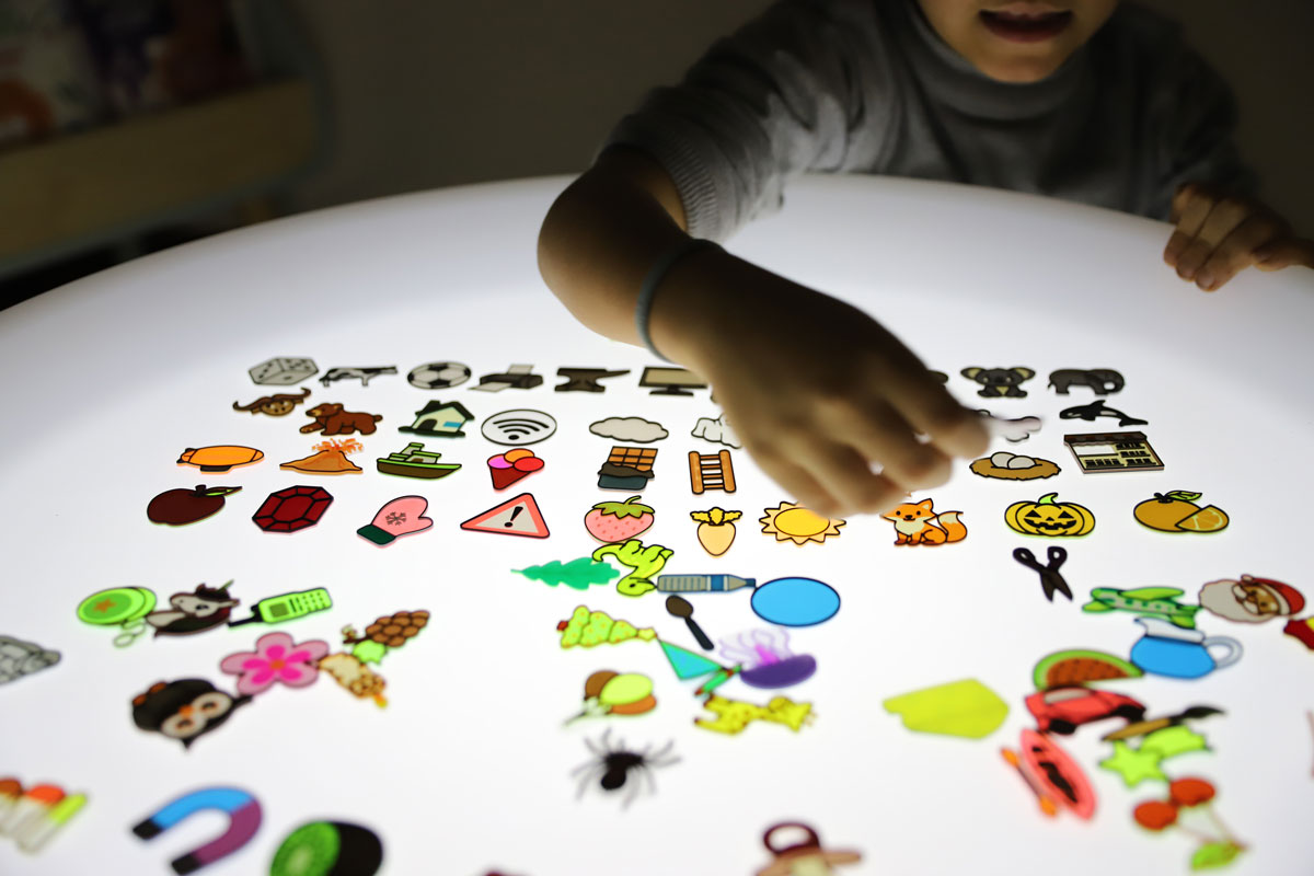 Aprender los sonidos con mesa de luz al estilo Montessori + Imprimible