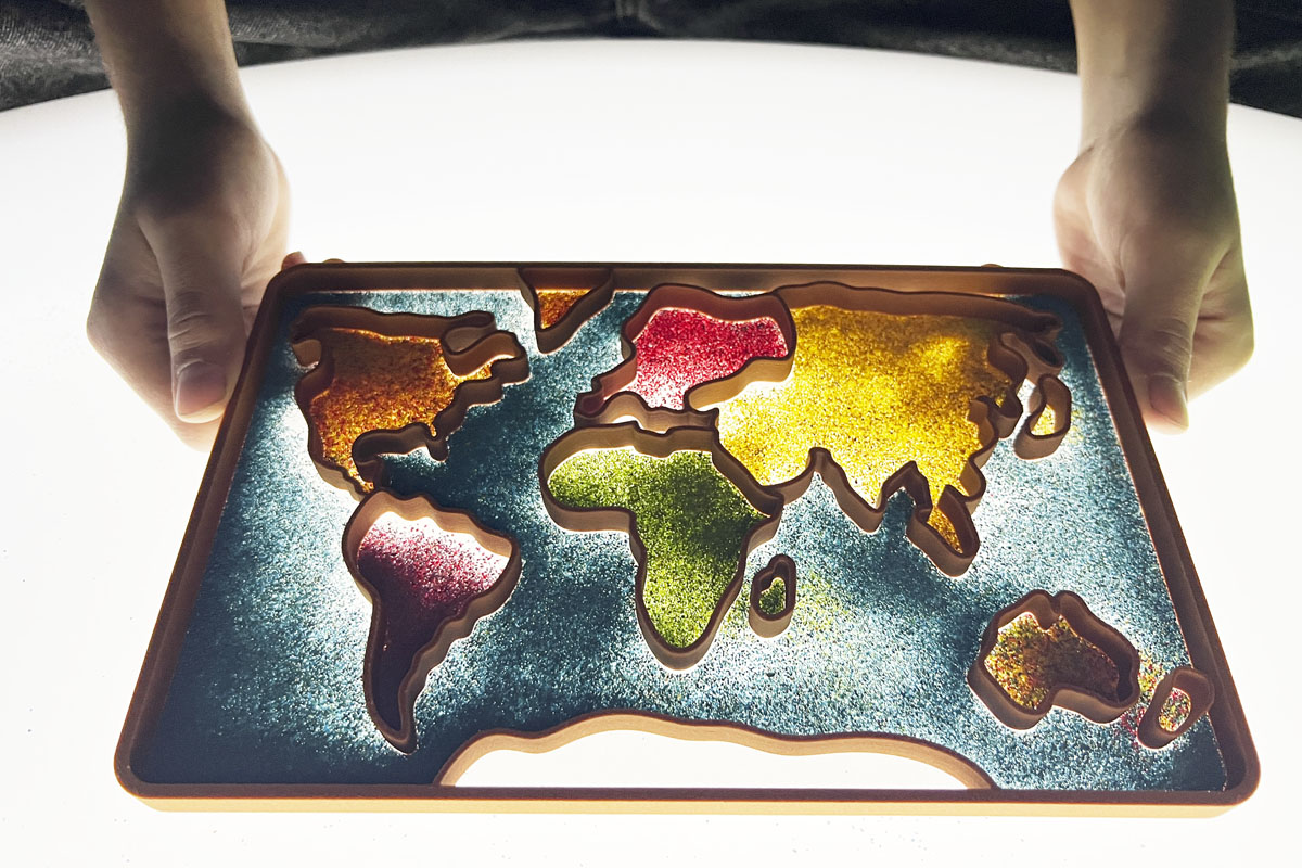 Geografía que brilla: tres materiales para explorar el mundo en la mesa de luz