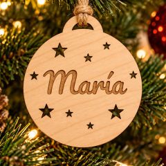Bola de Navidad de madera grabada y personalizada con nombre - Estrellas huecas