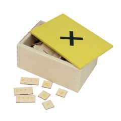 Caja de madera pequeña con operaciones para multiplicar - Montessori