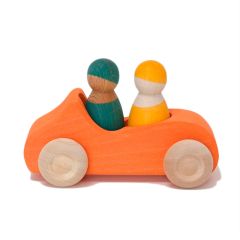Coche de madera naranja con muñecos - Grimm's
