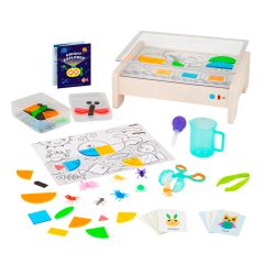 Mesa de luz con bandeja sensorial y 79 accesorios - Battat Education
