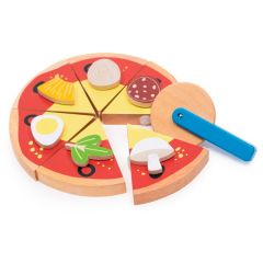 Pizza en porciones e ingredientes de madera - Mentari